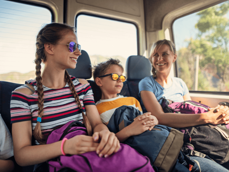 Щаслива сім'я здійснює подорож до Європи сучасним автобусом.