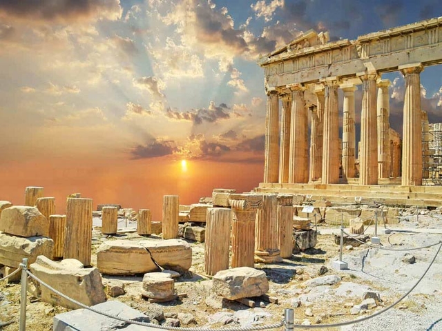 Величний Афінський Акрополь, головний символ античної цивілізації та демократії.