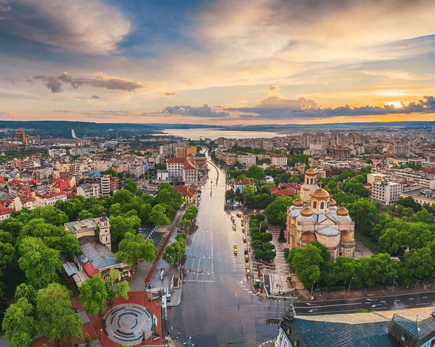 Вид на морське узбережжя Бургаса — популярний курорт Болгарії